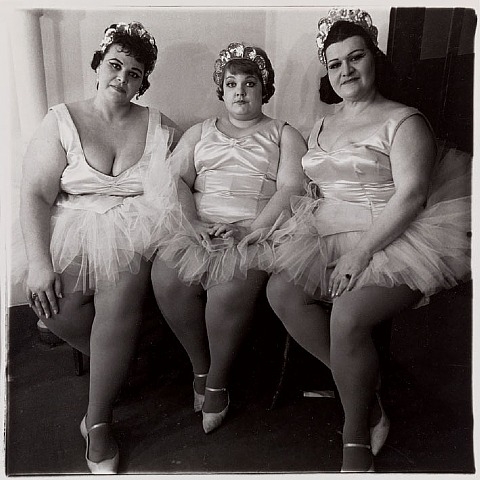 tres bailarinas de circo: Foto diane arbus. vivio 50 años y se cago muriendo